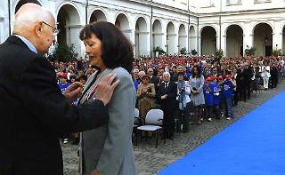 Il Presidente Giorgio Napolitano consegna la Medaglia d'Oro al Merito Civile alla Memoria della Signora Iris Noelia Palacios Cruz, nella foto la mamma Signora Dunia Esperanza, nel corso della cerimonia per l'apertura dell'anno scolastico.