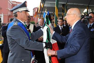 Il Presidente Giorgio Napolitano consegna la Bandiera di nuova assegnazione al Comandante della Scuola di Polizia Tributaria in occasione del 235° Anniversario di fondazione del Corpo della Guardia di Finanza