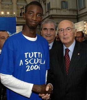Il Presidente Giorgio Napolitano con il Ministro della Pubblica Istruzione Giuseppe Fioroni ed un giovane studente al termine della cerimonia di apertura dell'anno scolastico.