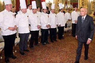 Il Presidente Giorgio Napolitano saluta una delegazione di cuochi partecipanti alla manifestazione &quot;Chef des Chefs&quot;