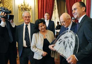 Il Presidente Giorgio Napolitano con il Presidente dell'Associazione Stampa Parlamentare Pierluca Terzulli in occasione dlla cerimonia del &quot;Ventaglio&quot;