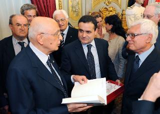 Il Presidente Giorgio Napolitano con alcuni giornalisti durante la cerimonia di accoglienza