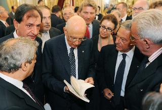 Il Presidente Giorgio Napolitano si intrattiene con alcuni giornalisti Quirinalisti al termine della cerimonia del &quot;Ventaglio&quot;