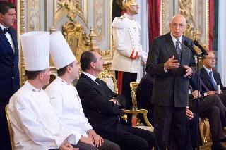 Il Presidente Giorgio Napolitano nel corso dell'incontro con una delegazione di partecipanti alla manifestazione &quot;Chef des Chefs&quot;