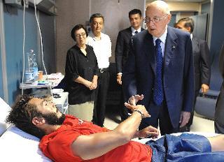 Il Presidente Giorgio Napolitano saluta il Tenente Giacomo Bruno, ferito nel recente attentato in Afghanistan