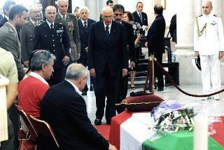 Il Presidente Giorgio Napolitano in raccoglimento davanti alla Salma del giovane Alessandro Di Lisio