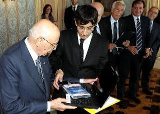 Il Presidente Giorgio Napolitano consegna un computer portatile allo studente Roberto Rossi