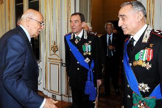 Il Presidente Giorgio Napolitano accoglie Leonardo Gallitelli e Gianfrancesco Siazzu, rispettivamente Comandante Generale dei Carabinieri, entrante ed uscente