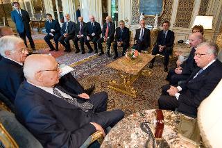 Il Presidente Giorgio Napolitano durante l'incontro con Tullio Lazzaro, Presidente della Corte dei conti, e i componenti il nuovo Consiglio di Presidenza della Corte
