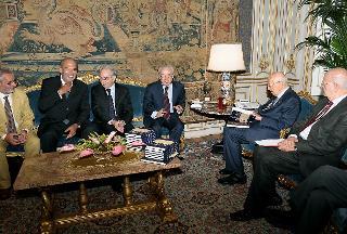 Il Presidente Giorgio Napolitano con alcuni rappresentanti del Comitato Sardo per le Celebrazioni dei 150 anni dell'Unità d'Italia, per presentare la pubblicazione anastatica dei &quot;Quaderni del carcere&quot; di Antonio Gramsci