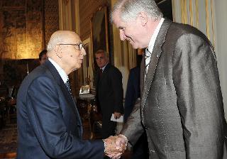 Il Presidente della Repubblica Giorgio Napolitano accoglie Horst Seehofer, Presidente - Ministro del Land Baviera, in visita stamane al Quirinale