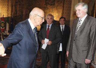 Il Presidente della Repubblica Giorgio Napolitano accoglie Horst Seehofer, Presidente - Ministro del Land Baviera, in occasione dell'incontro di stamane al Quirinale