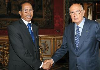 Il Presidente Giorgio Napolitano con S.E. Nur Hassan Hussein (Nur Adde), nuovo Ambasciatore della Repubblica di Somalia, in occasione della presentazione delle Lettere Credenziali