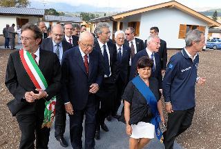 Il Presidente Giorgio Napolitano con le Autorità locali durante la visita alle case prefabbricate