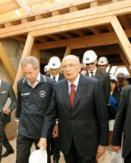 Il Presidente Giorgio Napolitano con Guido Bertolaso visita Onna