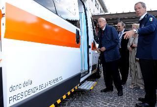 Il Presidente Giorgio Napolitano osserva l'ambulanza donata dal Segretariato Generale della Presidenza della Repubblica alla Protezione Civile