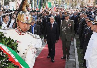 Il Presidente Giorgio Napolitano rende omaggio al Monumento, nel Parco della Resistenza, dedicato ai militari caduti nella Guerra di Liberazione
