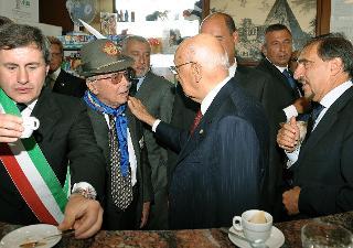 Il Presidente Napolitano con il Ministro della Difesa La Russa, il Gen. Poli e le autorità locali in occasione della celebrazione dell'anniversario della difesa di Roma