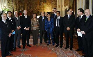 Il Presidente Giorgio Napolitano ed il Segretario generale del Quirinale Donato Marra con i componenti la delegazione della Conferenza dei Presidenti dei Consigli Regionali e delle Province Autonome.