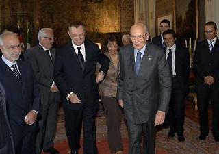 Il Presidente Giorgio Napolitano con alcuni componenti la delegazione della Conferenza dei Presidenti dei Consigli Regionali e delle Province Autonome, guidati dal Coordinatore Alessandro Tesini.