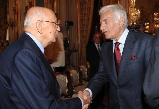 Il Presidente Giorgio Napolitano saluta Jerzy Buzek, Presidente del Parlamento Europeo in occasione dell'incontro con i Presidenti della Camera dei Paesi partecipanti al G8