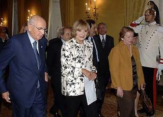 Il Presidente Giorgio Napolitano con la moglie Clio e Rossella Falk, vincitrice del Premio del Presidente della Commissione per le Candidature, in occasione della cerimonia di presentazione dei finalisti e dei vincitori dei Premi&quot; ETI-Gli Olimpici del Teatro.
