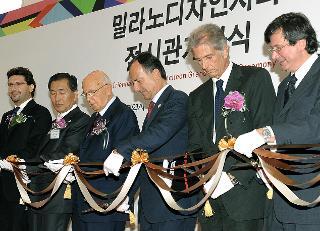 Taglio del nastro per l'inaugurazione del Palazzo della Triennale di Arte di Milano presente il Capo dello Stato Giorgio Napolitano ed il Sindaco di Incheon AHN San-soo