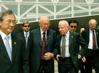 Il Presidente Giorgio Napolitano con il curatore della Mostra Achille Bonito Oliva e il Rettore dell'Università Lee Jang Moo al termine della visita alla Seoul National University
