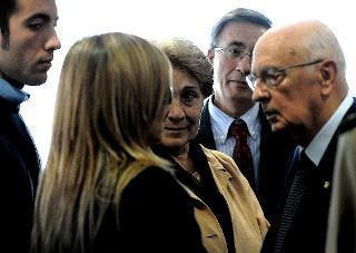 Il Presidente Giorgio Napolitano si intrattiene con i familiari dei parà della Folgore uccisi nell'attentato a Kabul