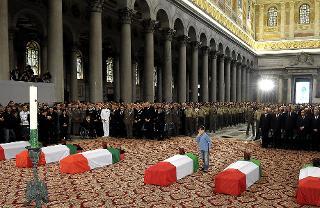 Un momento dei funerali di Stato dei militari caduti nell'attentato a Kabul