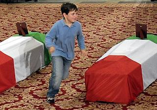 Il piccolo Martin Fortunato, figlio del Capitano della Folgore Antonio ucciso a Kabul, ai funerali di Stato