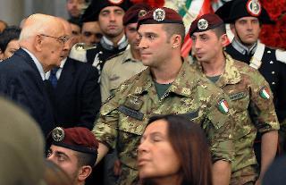 Il Presidente Giorgio Napolitano saluta i soldati della Folgore scampati all'attentato di Kabul