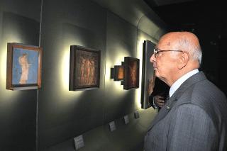 Il Presidente Giorgio Napolitano in un momento della visita alla Mostra &quot;La pittura di un Impero&quot;