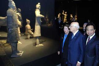 Il Presidente Giorgio Napolitano con la moglie Clio ed il Segretario del Partito della Provincia del Shaanxi, Li Jianguo, durante la visita in anteprima alla Mostra sulla Cina, allestita alle Scuderie del Quirinale.