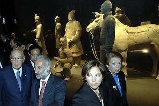 Il Presidente Giorgio Napolitano con la moglie Clio, da Li Jianguo, Segretario del Partito della Provincia del Shaanxi, in visita alle Scuderie del Quirinale per la Mostra sulla Cina, illustrata dal prof. Maurizio Scarpari.