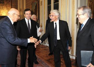 Il Presidente Giorgio Napolitano con i vertici della Banca d'Italia, in occasione della presentazione delle iniziative dell'Istituto relative al 150°anniversario dell'Unità d'Italia