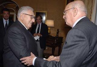Il Presidente Giorgio Napolitano accoglie nel suo studio Henry Kissinger, ex Segretario di Stato americano.