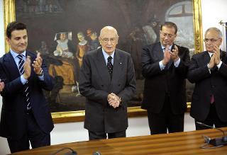 Il Presidente Giorgio Napolitano nella sede della Regione Basilicata con gli esponenti del Governo regionale