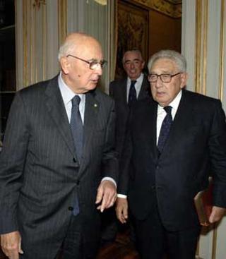 Il Presidente Giorgio Napolitano con Henry Kissinger, ex Segretario di Stato americano.