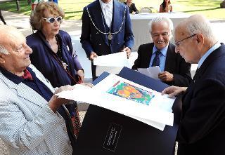 Il Presidente Giorgio Napolitano osserva un dipinto realizzato per il 40°anniversario di fondazione dell'Associazione Italiana contro le Leucemie, Linfomi e Mieloma