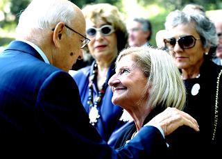Il Presidente Giorgio Napolitano si intrattiene con Rosy Lanari, volontaria dell'A.I.L.