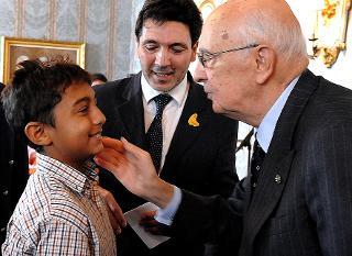 Il Presidente Giorgio Napolitano con il piccolo Samuel Carpaciu protagonista del video e Filippo Miraglia, Responsabile Nazionale Immigrazione ARCI, in occasione della presentazione della Campagna Nazionale contro il razzismo