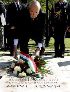 Il Presidente Giorgio Napolitano rende omaggio alla Tomba di Imre Nagy.