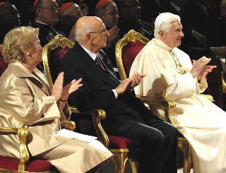 Il Presidente Giorgio Napolitano, la Signora Clio ed il Santo Padre Benedetto XVI, durante il Concerto &quot;Giovani contro la Guerra 1939-2009&quot;