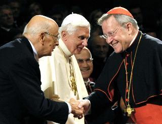 Il Presidente Giorgio Napolitano ed il Papa Benedetto XVI salutano il Cardinale Walter Kasper, al concerto &quot;Giovani contro la Guerra 1939-2009&quot;