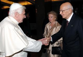 Il Presidente Giorgio Napolitano, la Signora Clio ed il Santo Padre Benedetto XVI, al concerto &quot;Giovani contro la Guerra&quot;
