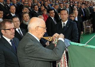 Il Presidente Giorgio Napolitano consegna la Medaglia d'Oro al Merito Civile alla Bandiera del Corpo Forestale dello Stato, in occasione del 187° anniversario di costituzione del Corpo