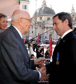 Il Presidente Giorgio Napolitano consegna a Cesare Patrone la Medaglia d'Oro al Merito Ambientale, in occasione della celebrazione del 187° anniversario della costituzione del Corpo Forestale dello Stato