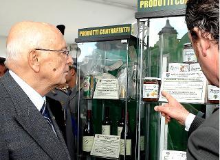 Il Presidente Giorgio Napolitano durante la visita ai padiglioni espositivi del &quot;Villaggio Natura&quot;