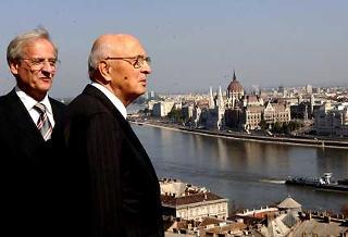 I Presidenti della Repubblica Italiana e Ungherese Giorgio Napolitano e Lazlò Solyom osservano il panorama dela città all'arrivo a Palazzo Sandor.